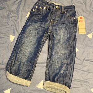 Levi’s pulling denim pants